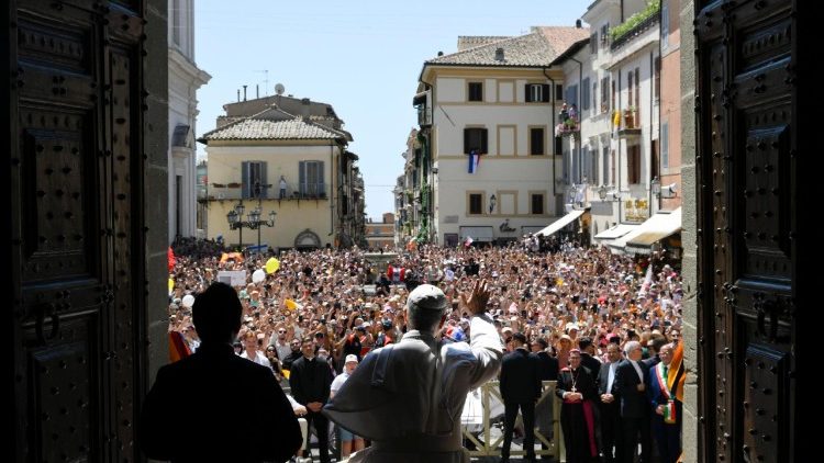 संत पापा लियो 14वें पियाज़ा डेला लिबेरता में देवदूत प्रार्थना के दौरान