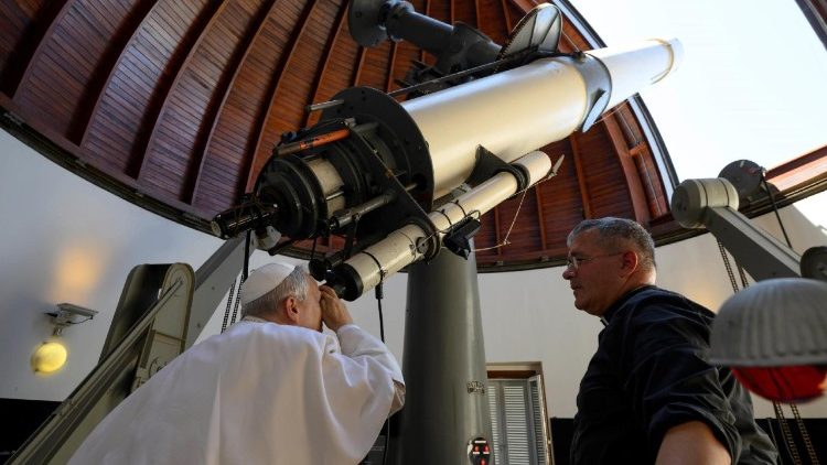ርዕሠ ሊቃነ ጳጳሳት ሊዮ፥ የቫቲካን የጠፈር ምርምር ተቋምን ሲጎበኙ
