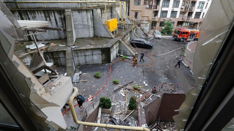 Equipes de resgate ucranianas trabalham no local de um ataque de drone a um prédio residencial em Kiev, Ucrânia, em 21 de julho de 2025, em meio à invasão russa. Pelo menos duas pessoas morreram e 15 ficaram feridas após as forças russas lançarem um ataque combinado em larga escala durante a noite, com pelo menos 24 mísseis e 426 drones em toda a Ucrânia, informou o Serviço Estatal de Emergência (SES) da Ucrânia. EPA/SERGEY DOLZHENKO