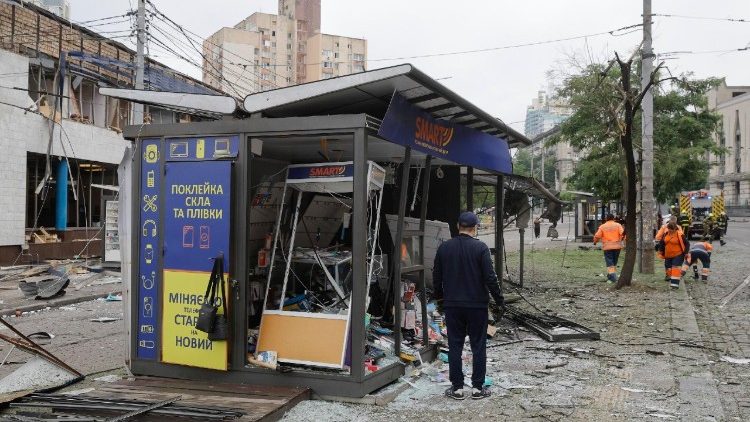 Moradores visitam o local de um ataque de drones a um ponto de ônibus e a uma entrada de metrô em Kiev, Ucrânia, em 21 de julho de 2025, em meio à invasão russa. Pelo menos duas pessoas morreram e 15 ficaram feridas após as forças russas lançarem um ataque combinado em larga escala durante a noite, com pelo menos 24 mísseis e 426 drones em toda a Ucrânia, informou o Serviço Estatal de Emergência (SES) da Ucrânia. EPA/SERGEY DOLZHENKO