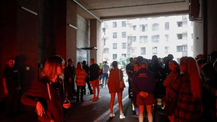 Moradores se escondem em um abrigo durante um alerta de ataque aéreo, perto do local de um ataque de drone a um prédio residencial em Kiev, Ucrânia, em 21 de julho de 2025, em meio à invasão russa. Pelo menos duas pessoas morreram e 15 ficaram feridas após as forças russas lançarem um ataque combinado em larga escala durante a noite, com pelo menos 24 mísseis e 426 drones, em toda a Ucrânia, informou o Serviço Estatal de Emergência (SES) da Ucrânia. EPA/SERGEY DOLZHENKO