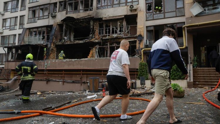 Moradores caminham pelo local de um ataque de drone a um prédio residencial em Kiev, Ucrânia, em 21 de julho de 2025, em meio à invasão russa. Pelo menos duas pessoas morreram e 15 ficaram feridas após as forças russas lançarem um ataque combinado em larga escala durante a noite, com pelo menos 24 mísseis e 426 drones, em toda a Ucrânia, informou o Serviço Estatal de Emergência (SES) da Ucrânia. EPA/SERGEY DOLZHENKO