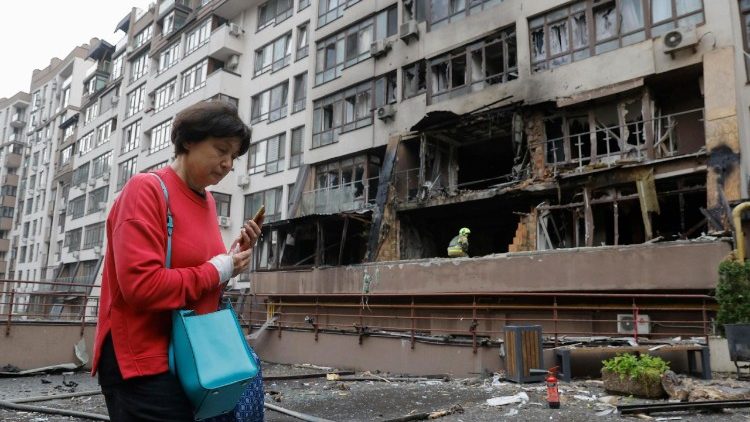 Uma moradora local caminha pelo local de um ataque de drone a um prédio residencial em Kiev, Ucrânia, em 21 de julho de 2025, em meio à invasão russa. Pelo menos duas pessoas morreram e 15 ficaram feridas após as forças russas lançarem um ataque combinado em larga escala durante a noite, com pelo menos 24 mísseis e 426 drones, em toda a Ucrânia, informou o Serviço Estatal de Emergência (SES) da Ucrânia. EPA/SERGEY DOLZHENKO