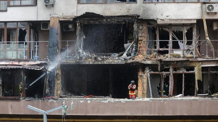 Equipes de resgate ucranianas trabalham no local de um ataque de drone a um prédio residencial em Kiev, Ucrânia, em 21 de julho de 2025, em meio à invasão russa. Pelo menos duas pessoas morreram e 15 ficaram feridas após as forças russas lançarem um ataque combinado em larga escala durante a noite, com pelo menos 24 mísseis e 426 drones em toda a Ucrânia, informou o Serviço Estatal de Emergência (SES) da Ucrânia. EPA/SERGEY DOLZHENKO