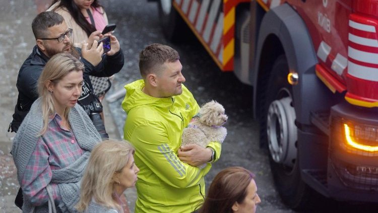 Moradores locais reagem no local de um ataque de drone a um prédio residencial em Kiev, Ucrânia, em 21 de julho de 2025, em meio à invasão russa. Pelo menos duas pessoas morreram e 15 ficaram feridas após as forças russas lançarem um ataque combinado em larga escala durante a noite, com pelo menos 24 mísseis e 426 drones em toda a Ucrânia, informou o Serviço Estatal de Emergência (SES) da Ucrânia. EPA/SERGEY DOLZHENKO