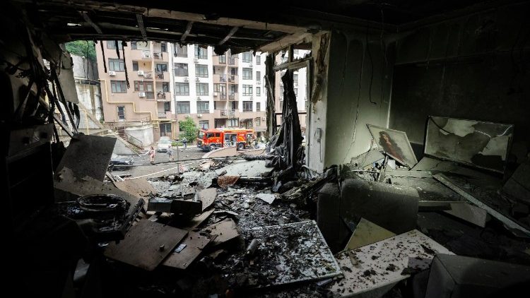 Vista interna de um apartamento danificado após um ataque de drone a um prédio residencial em Kiev, Ucrânia, em 21 de julho de 2025, em meio à invasão russa. Pelo menos duas pessoas morreram e 15 ficaram feridas após as forças russas lançarem um ataque combinado em larga escala durante a noite com pelo menos 24 mísseis e 426 drones em toda a Ucrânia, informou o Serviço Estatal de Emergência (SES) da Ucrânia. EPA/SERGEY DOLZHENKO