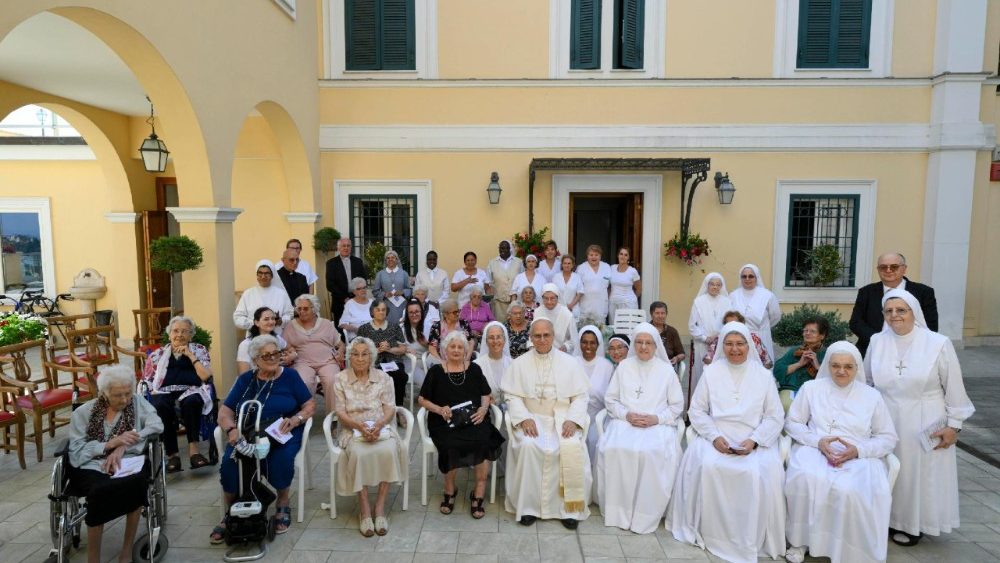 Papa Leon al XIV în vizită la Casa pentru pentru persoane vârstnice "Sfânta Marta" din Castel Gandolfo (luni, 21 iulie 2025)