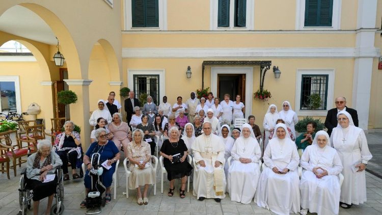 Il Papa visita casa di riposo e saluta centenarie