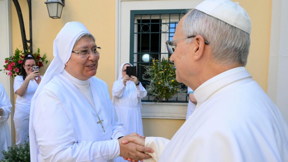Il Papa visita casa di riposo e saluta centenarie