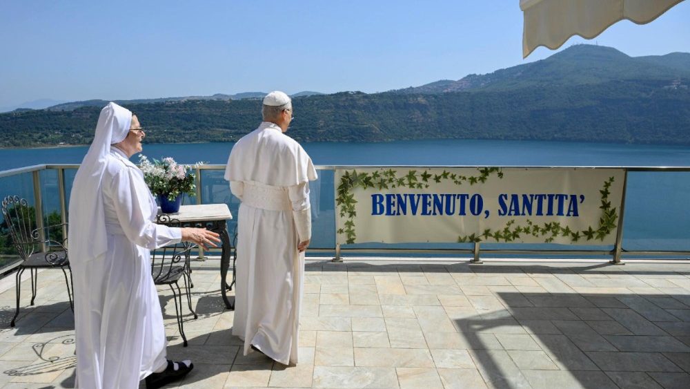 Il Papa visita casa di riposo e saluta centenarie