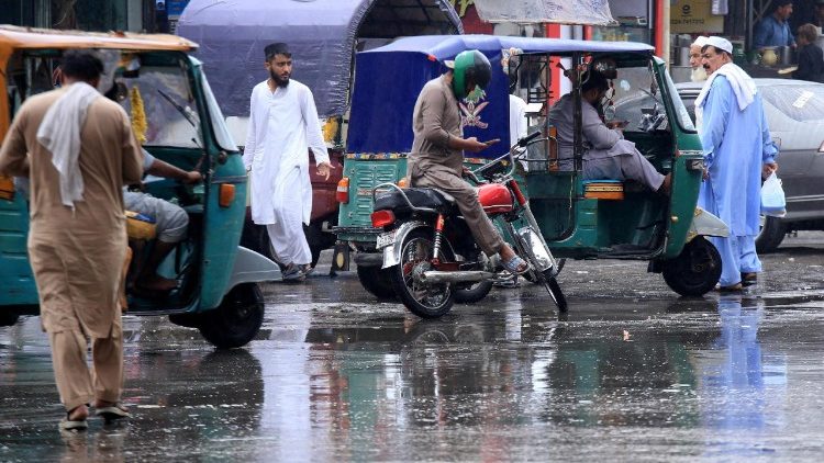 पेशावर में मानसून की बारिश