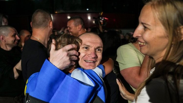 Prisioneiros de guerra ucranianos são abraçados após uma troca de prisioneiros em um local não revelado na Ucrânia, em 23 de julho de 2025. Mais de mil soldados gravemente feridos e gravemente doentes seriam devolvidos em um acordo de troca de prisioneiros de guerra firmado após as negociações entre Rússia e Ucrânia realizadas na Turquia em junho. EPA/STRINGER