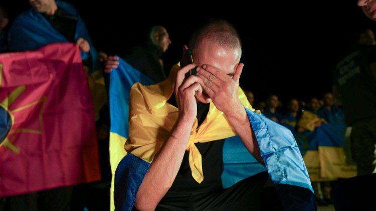 Um prisioneiro de guerra ucraniano fala ao telefone após uma troca de prisioneiros em um local não revelado na Ucrânia, em 23 de julho de 2025. Mais de mil soldados gravemente feridos e gravemente doentes seriam devolvidos em um acordo de troca de prisioneiros de guerra firmado após as negociações entre Rússia e Ucrânia realizadas na Turquia em junho. EPA/STRINGER