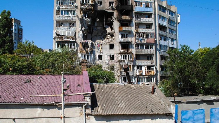 Vista geral do resultado de ataque com drone russo contra prédio residencial em Odessa, em 24 de julho de 2025.  EPA/Igor Tkachenko