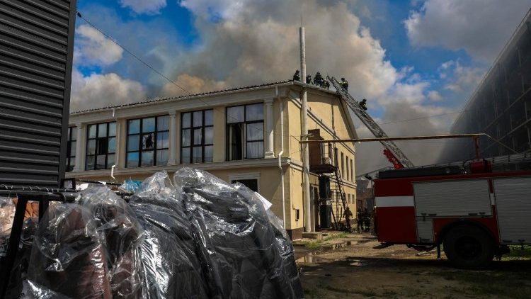 Equipes de resgate ucranianas trabalham no local de um ataque com bombas planadoras em Kharkiv, Ucrânia, em 24 de julho de 2025, em meio à invasão russa em andamento. Pelo menos 36 pessoas, incluindo quatro crianças, ficaram feridas após as forças russas atacarem Kharkiv com duas bombas planadoras, informou o Serviço Estatal de Emergência (SES) da Ucrânia. EPA/SERGEY KOZLOV