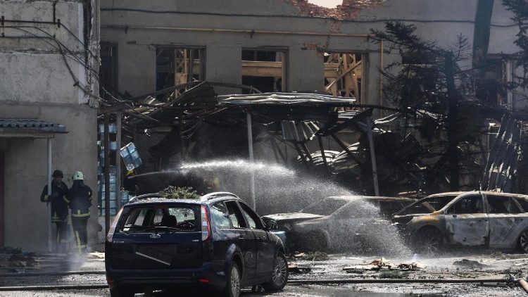 Equipes de resgate ucranianas trabalham no local de um ataque com bombas planadoras em Kharkiv, Ucrânia, em 24 de julho de 2025, em meio à invasão russa em andamento. Pelo menos 36 pessoas, incluindo quatro crianças, ficaram feridas após as forças russas atacarem Kharkiv com duas bombas planadoras, informou o Serviço Estatal de Emergência (SES) da Ucrânia. EPA/SERGEY KOZLOV