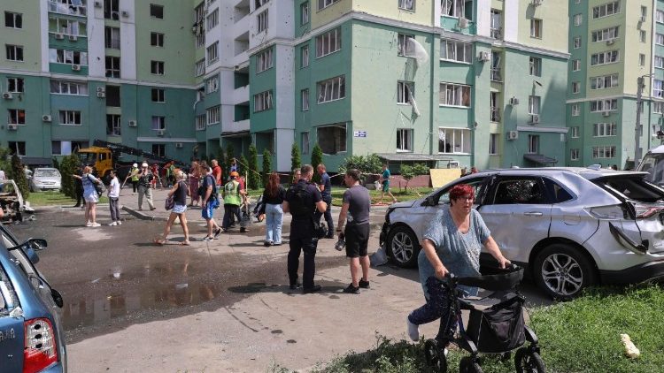 Local de um ataque com bomba planadora perto de prédios residenciais em Kharkiv, Ucrânia, em 24 de julho de 2025, em meio à invasão russa em andamento. Pelo menos 36 pessoas, incluindo quatro crianças, ficaram feridas após as forças russas atacarem Kharkiv com duas bombas planadoras, informou o Serviço Estatal de Emergência (SES) da Ucrânia. EPA/SERGEY KOZLOV