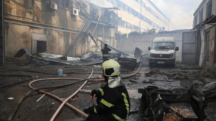 Equipes de resgate ucranianas trabalham no local de um ataque com bombas planadoras em Kharkiv, Ucrânia, em 24 de julho de 2025, em meio à invasão russa em andamento. Pelo menos 36 pessoas, incluindo quatro crianças, ficaram feridas após as forças russas atacarem Kharkiv com duas bombas planadoras, informou o Serviço Estatal de Emergência (SES) da Ucrânia. EPA/SERGEY KOZLOV