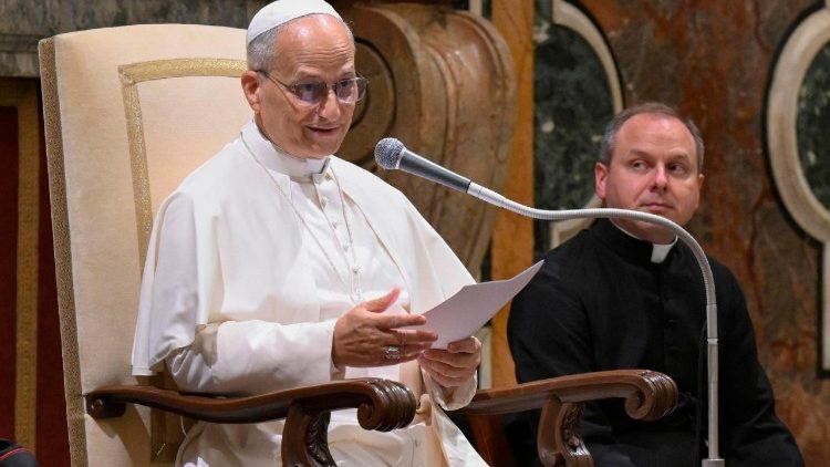 ലിയോ പതിനാലാമൻ പാപ്പാ സന്ദേശം നൽകുന്നു 