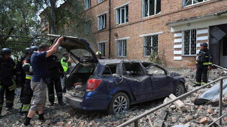Equipes de resgate ucranianas trabalham no local de um ataque com bomba planadora em Kharkiv, norte da Ucrânia, em 25 de julho de 2025, em meio à invasão russa em andamento. Pelo menos 17 pessoas, incluindo uma criança, ficaram feridas após as forças russas atacarem Kharkiv com um ataque com bomba planadora contra uma unidade médica de três andares, informou o Serviço Estatal de Emergência (SES) da Ucrânia. EPA/SERGEY KOZLOV