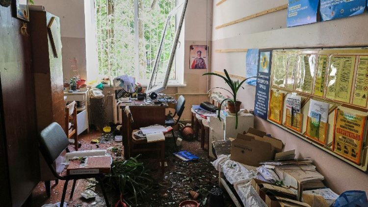 Local de um ataque com bomba planadora em Kharkiv, norte da Ucrânia, em 25 de julho de 2025, em meio à invasão russa em andamento. Pelo menos 17 pessoas, incluindo uma criança, ficaram feridas após as forças russas atacarem Kharkiv com um ataque com bomba planadora em uma unidade médica de três andares, informou o Serviço Estatal de Emergência (SES) da Ucrânia. EPA/SERGEY KOZLOV