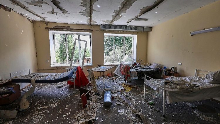 Local de um ataque com bomba planadora em Kharkiv, norte da Ucrânia, em 25 de julho de 2025, em meio à invasão russa em andamento. Pelo menos 17 pessoas, incluindo uma criança, ficaram feridas após as forças russas atacarem Kharkiv com um ataque com bomba planadora em uma unidade médica de três andares, informou o Serviço Estatal de Emergência (SES) da Ucrânia. EPA/SERGEY KOZLOV