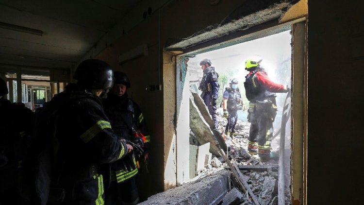 Equipes de resgate ucranianas trabalham no local de um ataque com bomba planadora em Kharkiv, norte da Ucrânia, em 25 de julho de 2025, em meio à invasão russa em andamento. Pelo menos 17 pessoas, incluindo uma criança, ficaram feridas após as forças russas atacarem Kharkiv com um ataque com bomba planadora contra uma unidade médica de três andares, informou o Serviço Estatal de Emergência (SES) da Ucrânia. EPA/SERGEY KOZLOV