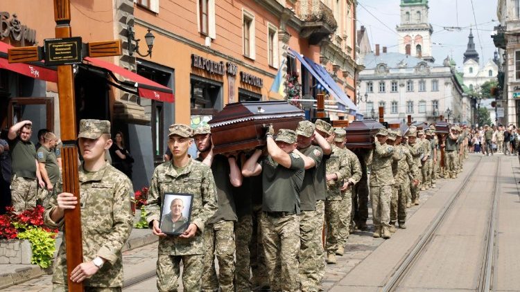 Militares ucranianos carregam caixões durante uma cerimônia de despedida de doze soldados que morreram em cativeiro russo, em Lviv, Ucrânia, em 25 de julho de 2025, em meio à invasão russa em andamento. Os soldados faziam parte da 24ª Brigada Mecanizada e foram mortos em janeiro de 2024, de acordo com a Câmara Municipal de Lviv. EPA/MYKOLA TYS