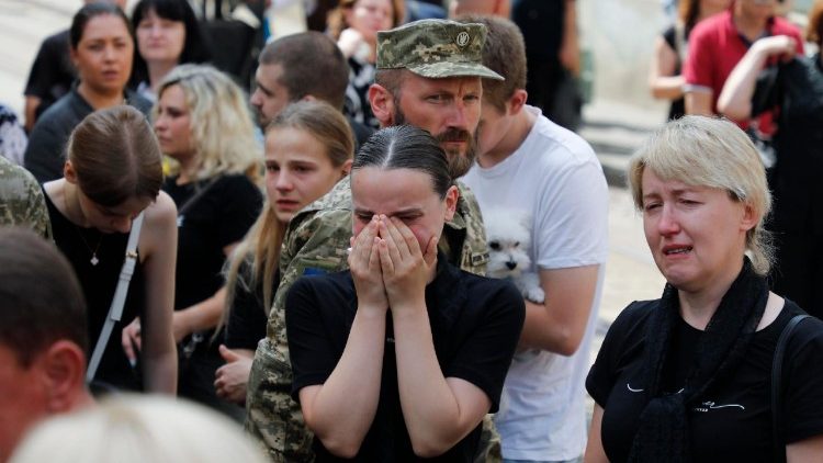 Cerimônia de despedida de doze soldados ucranianos que morreram em cativeiro russo, em Lviv, Ucrânia, em 25 de julho de 2025, em meio à invasão russa em andamento. Os soldados faziam parte da 24ª Brigada Mecanizada e foram mortos em janeiro de 2024, de acordo com a Câmara Municipal de Lviv. EPA/MYKOLA TYS