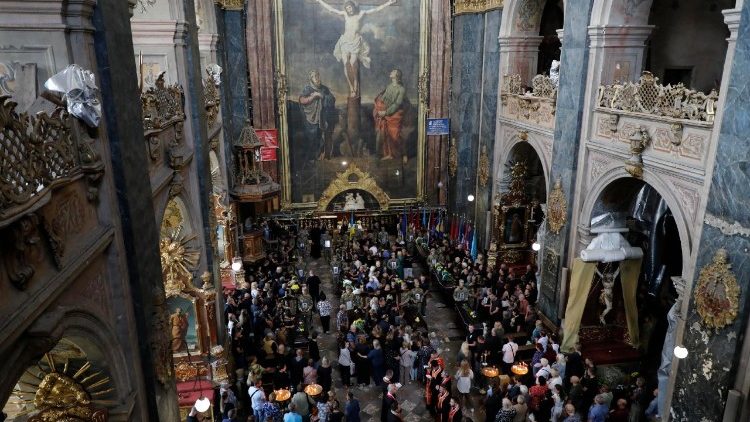 Pessoas participam de uma cerimônia de despedida de doze soldados ucranianos que morreram em cativeiro russo, na Igreja da Guarnição de São Pedro e São Paulo, em Lviv, Ucrânia, em 25 de julho de 2025, em meio à invasão russa. Os soldados faziam parte da 24ª Brigada Mecanizada e foram mortos em janeiro de 2024, de acordo com a Câmara Municipal de Lviv. EPA/MYKOLA TYS