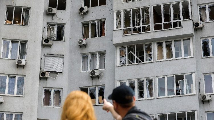 Il condominio colpito nella notte a Kiev 