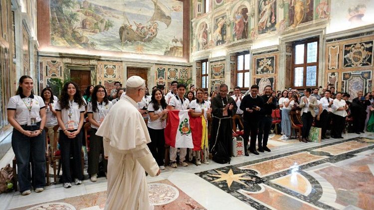 पेरू के युवाओं के साथ संत पापा लियो 14वें
