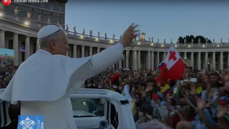 Leó pápa váratlanul megjelent a Fiatalok jubileumának nyitó szentmiséjén