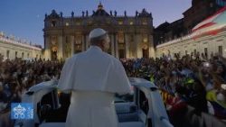 Papst Leo im Papamobil beim Jugendtreffen zum Heiligen Jahr auf dem Petersplatz, 29.7.2025