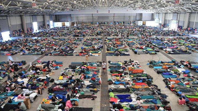 Pilger &uuml;bernachten w&auml;hrend des r&ouml;mischen Weltjugendtags im August 2025 in den Messehallen vor den Toren der Ewigen Stadt