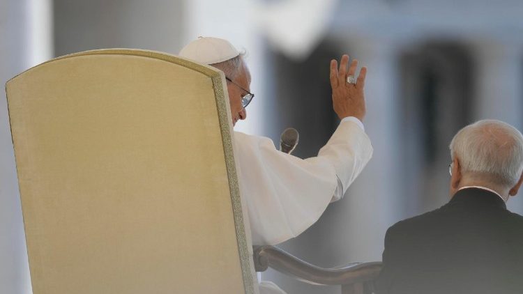 बुधवार को अपने आम दर्शन समारोह के दौरान संत पापा लियो 14वें