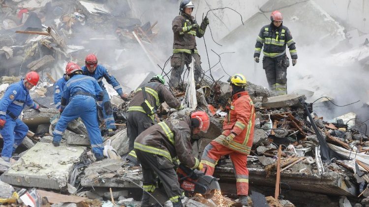 Equipes de resgate trabalham no local de um ataque russo a um prédio residencial de nove andares em Kiev, Ucrânia, em 31 de julho de 2025. Pelo menos sete pessoas morreram em Kiev e dezenas ficaram feridas, enquanto a Rússia lançava um ataque noturno em todo o país com drones e mísseis, informou o Serviço de Emergência do Estado em 31 de julho. EPA/SERGEY DOLZHENKO