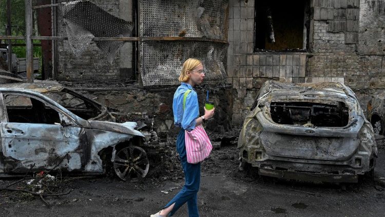 Uma mulher passa por veículos destruídos no local de um ataque russo a uma área residencial, em Kiev, Ucrânia, em 31 de julho de 2025. Pelo menos oito pessoas morreram em Kiev e dezenas ficaram feridas, enquanto a Rússia lançava um ataque noturno em todo o país com drones e mísseis, informou o Serviço de Emergência do Estado em 31 de julho. EPA/DANYLO ANTONIUK