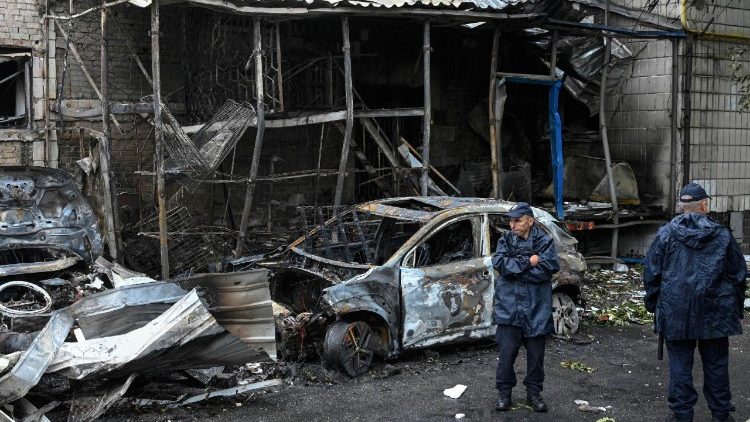 Policiais ucranianos ao lado de veículos destruídos no local de um ataque russo a uma área residencial, em Kiev, Ucrânia, em 31 de julho de 2025. Pelo menos oito pessoas morreram em Kiev e dezenas ficaram feridas, enquanto a Rússia lançava um ataque noturno em todo o país com drones e mísseis, informou o Serviço de Emergência do Estado em 31 de julho. EPA/DANYLO ANTONIUK