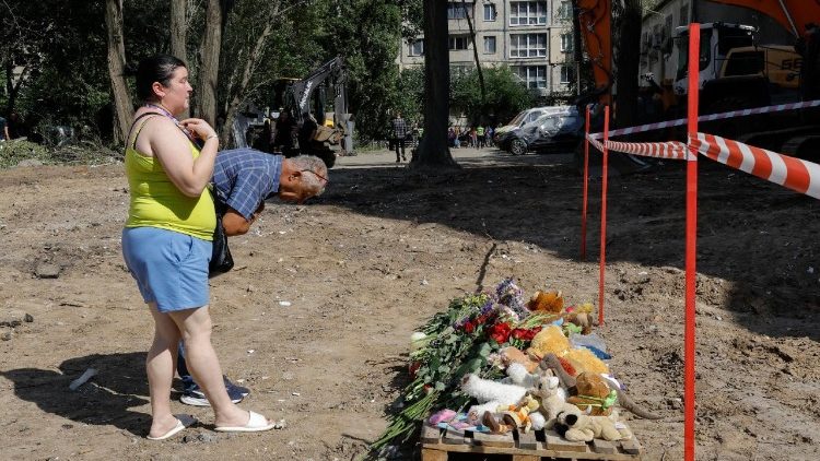 Ucranianos reagem enquanto carregam flores no local de um ataque com foguete russo a um prédio residencial de nove andares em Kiev, Ucrânia, em 1º de agosto de 2025. A capital ucraniana declarou luto em 1º de agosto após um ataque russo ter causado 31 mortes e ferido mais de 150 pessoas em 31 de julho, de acordo com o Serviço de Emergência do Estado. EPA/SERGEY DOLZHENKO
