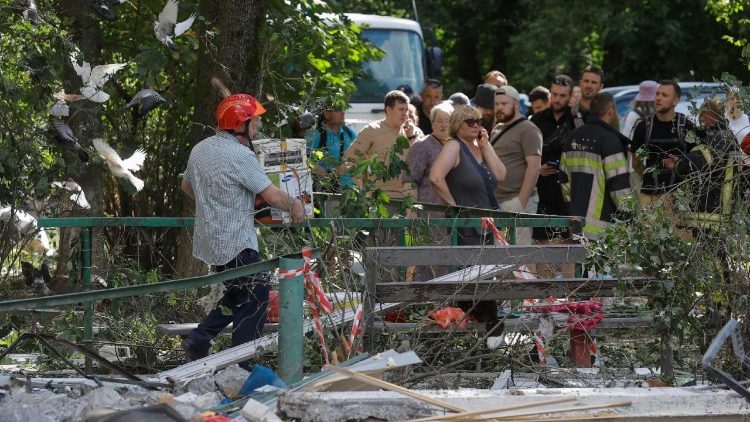 Equipes de resgate ajudam moradores a retirar seus pertences de apartamentos danificados no local de um ataque com foguete em Kiev, Ucrânia, em 1º de agosto de 2025. A capital ucraniana declarou luto em 1º de agosto após um ataque russo ter causado 31 mortes e ferido mais de 150 pessoas em 31 de julho, de acordo com o Serviço de Emergência do Estado. EPA/SERGEY DOLZHENKO