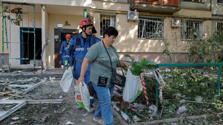 Equipes de resgate ajudam moradores a retirar seus pertences de apartamentos danificados no local de um ataque com foguete em Kiev, Ucrânia, em 1º de agosto de 2025. A capital ucraniana declarou luto em 1º de agosto após um ataque russo ter causado 31 mortes e ferido mais de 150 pessoas em 31 de julho, de acordo com o Serviço de Emergência do Estado. EPA/SERGEY DOLZHENKO