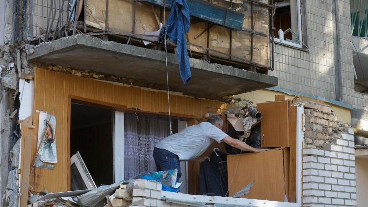 Moradores retiram seus pertences de apartamentos danificados perto do local do ataque com foguete a um prédio residencial de nove andares em Kiev, Ucrânia, em 1º de agosto de 2025. A capital ucraniana declarou luto em 1º de agosto após um ataque russo ter causado 31 mortes e ferido mais de 150 pessoas em 31 de julho, de acordo com o Serviço de Emergência do Estado. EPA/SERGEY DOLZHENKO