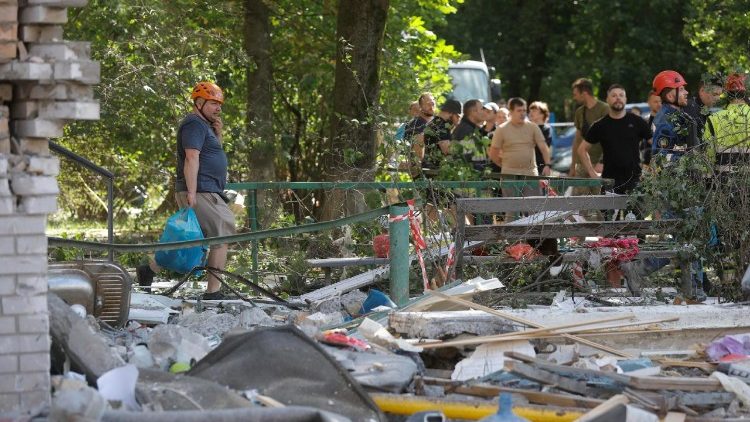 Moradores retiram seus pertences de apartamentos danificados perto do local do ataque com foguete a um prédio residencial de nove andares em Kiev, Ucrânia, em 1º de agosto de 2025. A capital ucraniana declarou luto em 1º de agosto após um ataque russo ter causado 31 mortes e ferido mais de 150 pessoas em 31 de julho, de acordo com o Serviço de Emergência do Estado. EPA/SERGEY DOLZHENKO