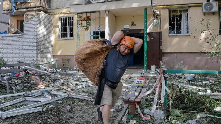 Moradores retiram seus pertences de apartamentos danificados perto do local do ataque com foguete a um prédio residencial de nove andares em Kiev, Ucrânia, em 1º de agosto de 2025. A capital ucraniana declarou luto em 1º de agosto após um ataque russo ter causado 31 mortes e ferido mais de 150 pessoas em 31 de julho, de acordo com o Serviço de Emergência do Estado. EPA/SERGEY DOLZHENKO