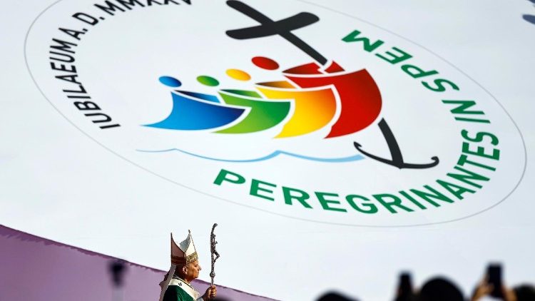 El Papa León y en primer plano el logo del Jubileo de la Esperanza