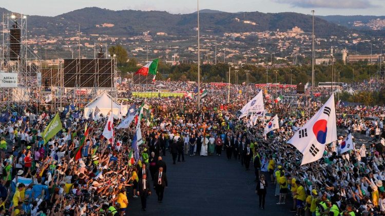 Megérkezik a Szentatya, kezében a jubileumi kereszttel  