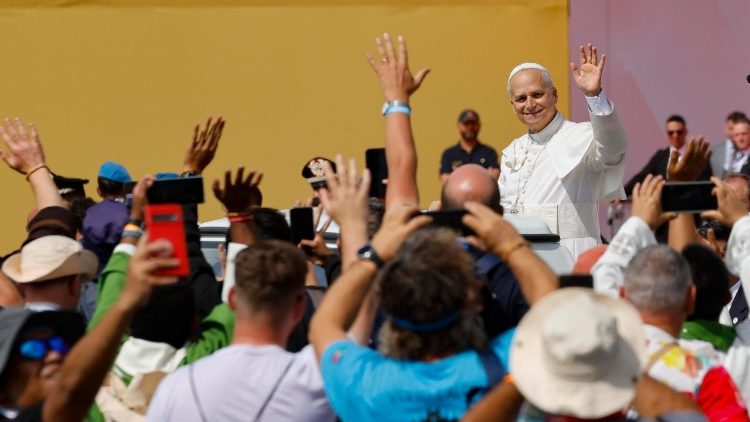 「青年の祝祭」最終日のミサ終了後、若者たちに挨拶する教皇レオ14世　2025年8月3日　ローマ、トル・ヴェルガータ