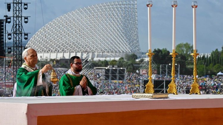 Leó pápa szentmisét mutat be egymillió fiatal előtt 