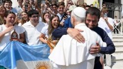 आम दर्शन समारोह के  दौरान संत पापा लियो 14वें 